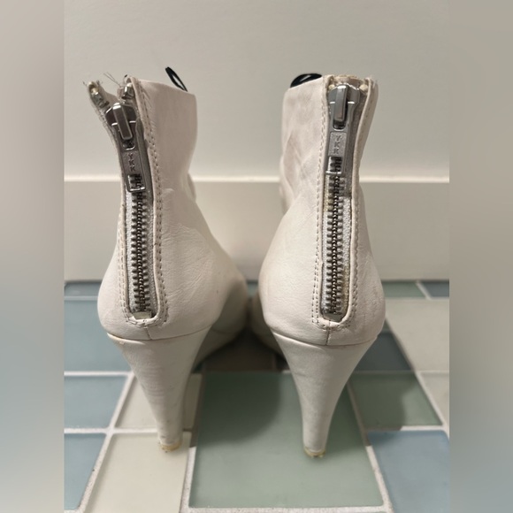H&M white wedge 60s style gogo boots in white leather. - Picture 6 of 15